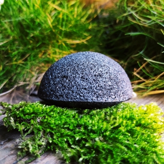 Černý konjac  přírodní čistící houbička